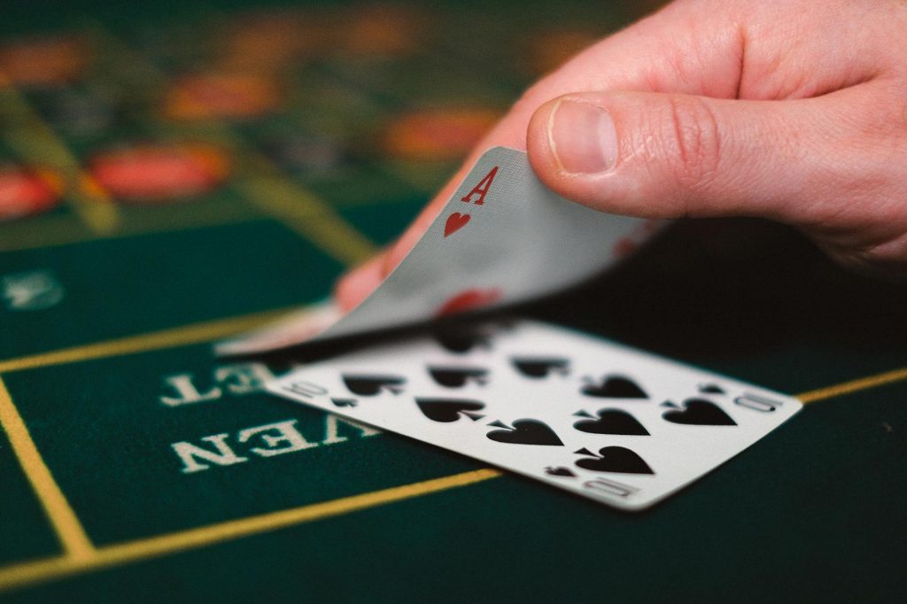 Giao diện casino trực tuyến hiển thị trên điện thoại và laptop với bố cục rõ ràng