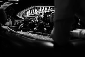 Người chơi casino online thất vọng khi nhìn số dư giảm trên điện thoại