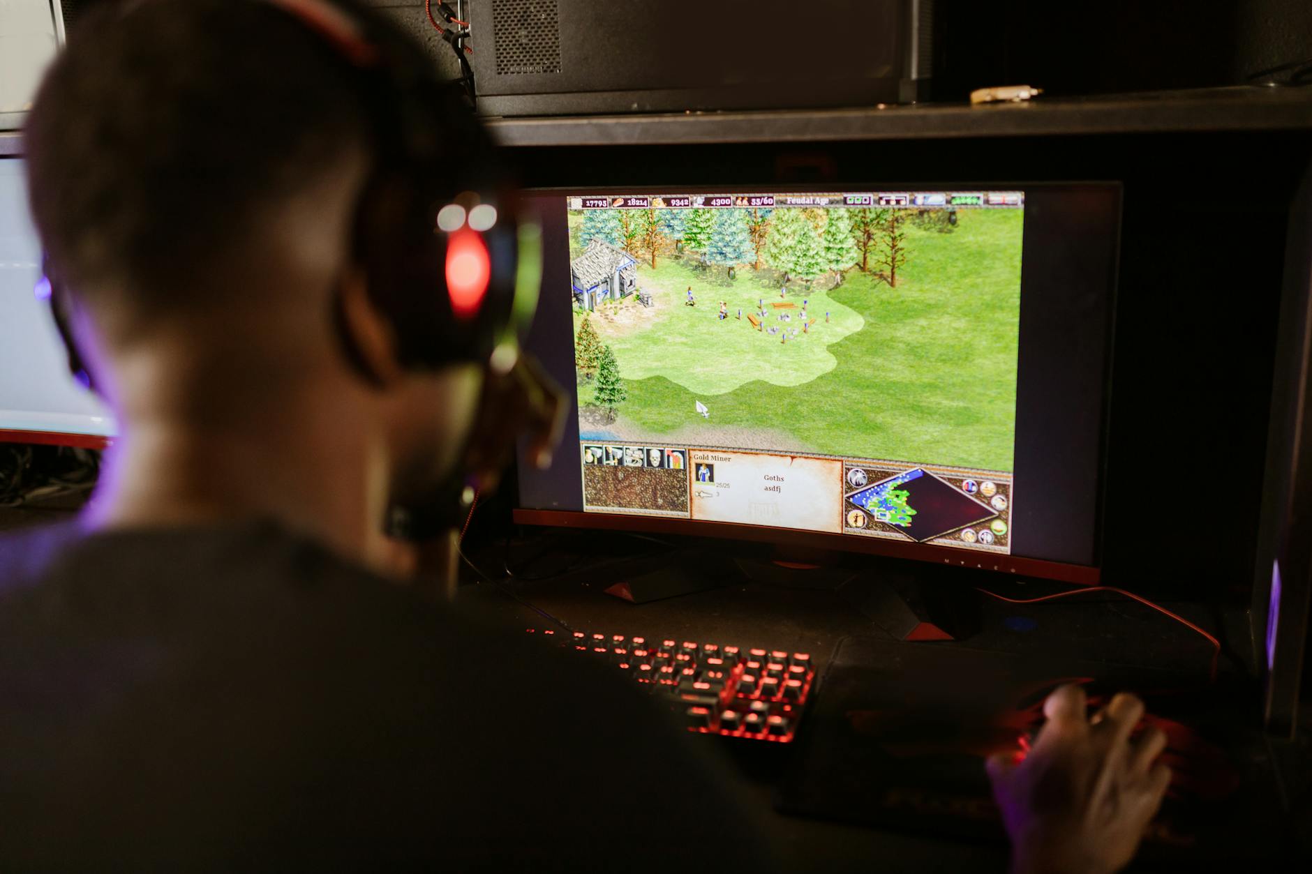 Màn hình game bắn cá với boss lớn và đàn cá xuất hiện dày