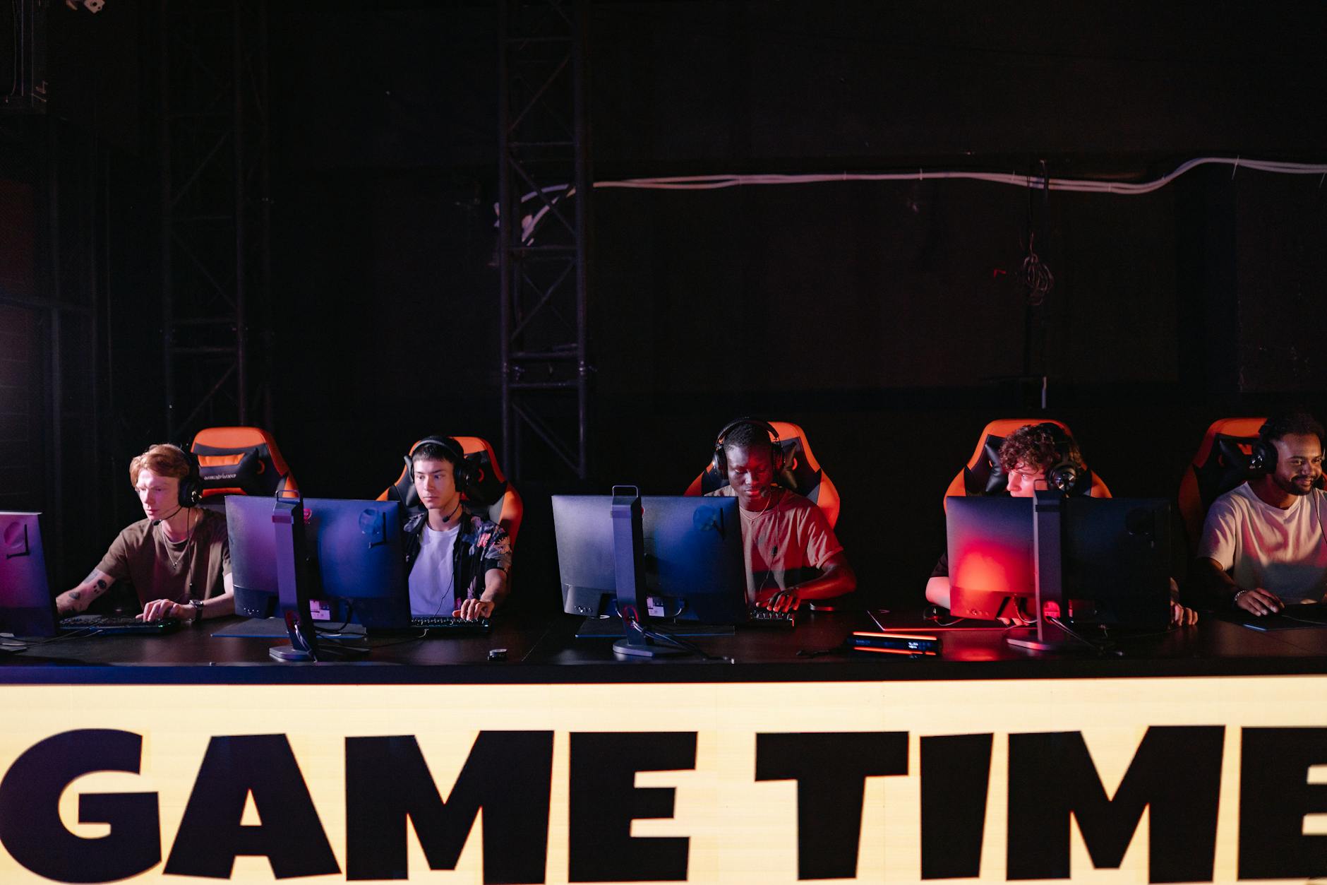 Đội tuyển e-sport đang trong giai đoạn cấm chọn và chuẩn bị chiến thuật