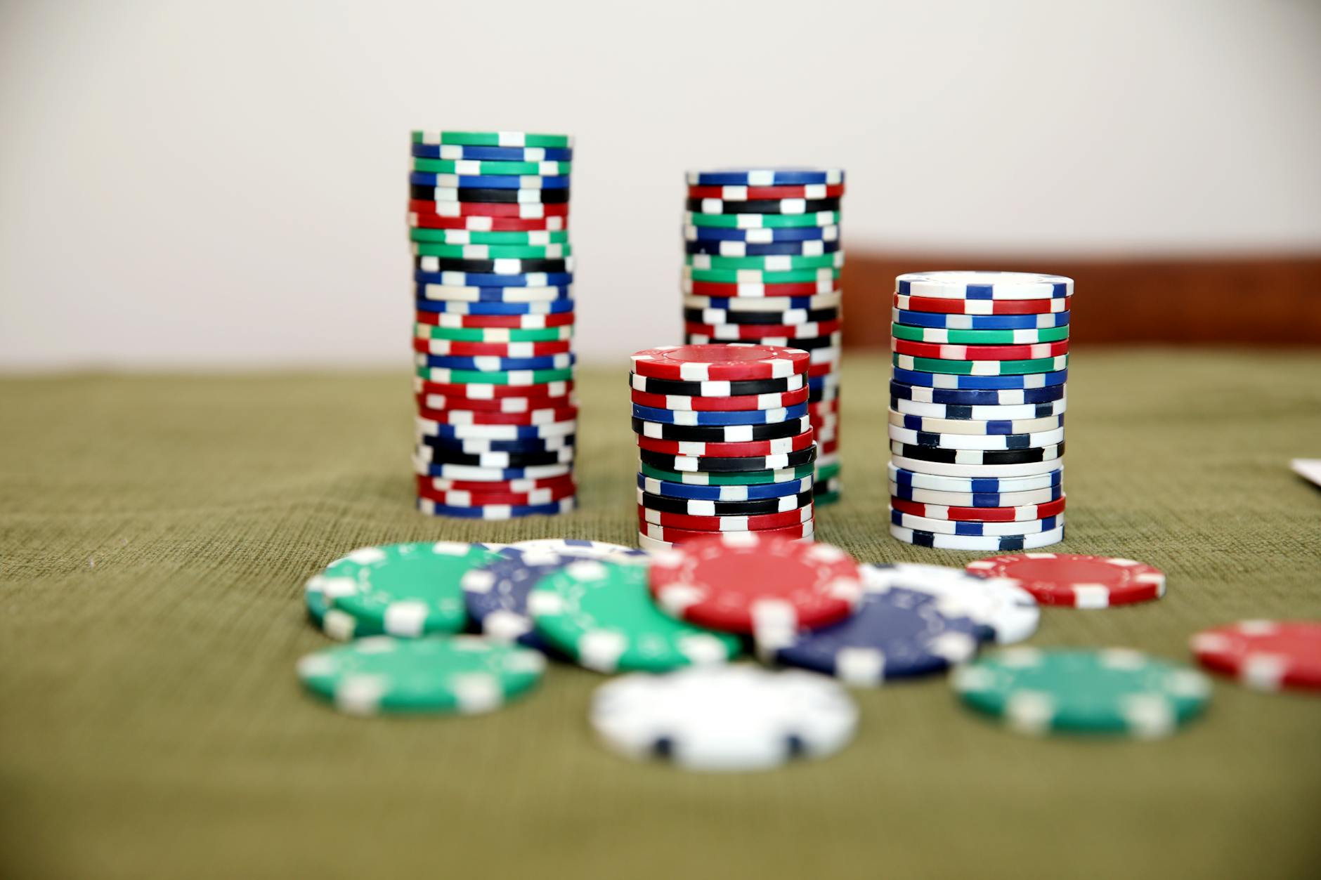 Texture board trong poker ảnh hưởng mạnh đến cách suy luận range đối thủ