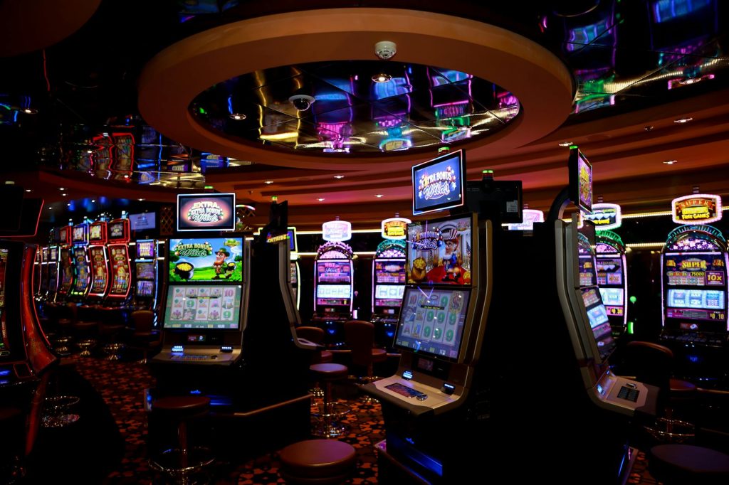 Người dùng trải nghiệm game slot online ở chế độ demo trên điện thoại