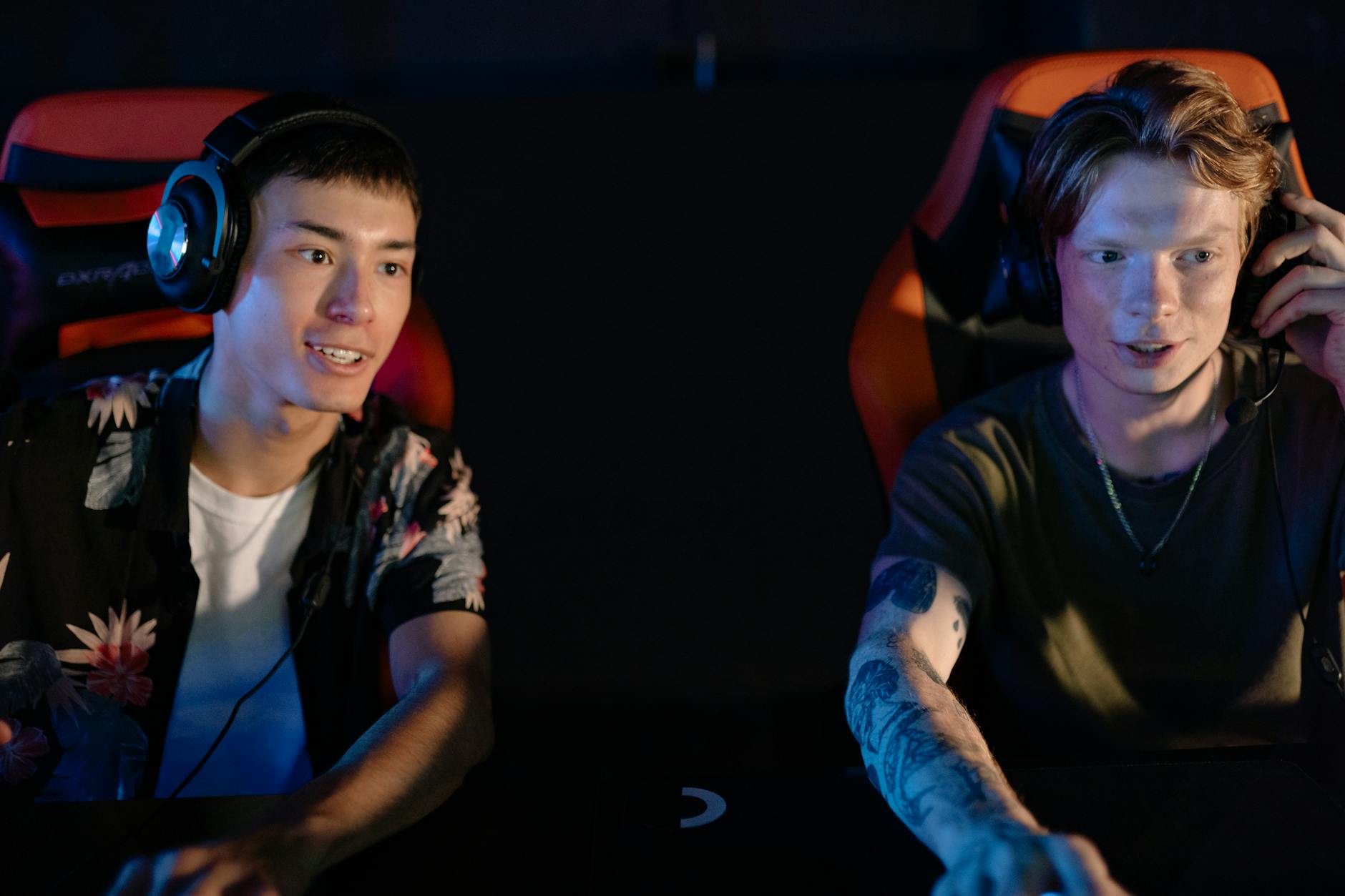 Khán giả theo dõi trận e-sport qua màn hình lớn và nền tảng trực tuyến