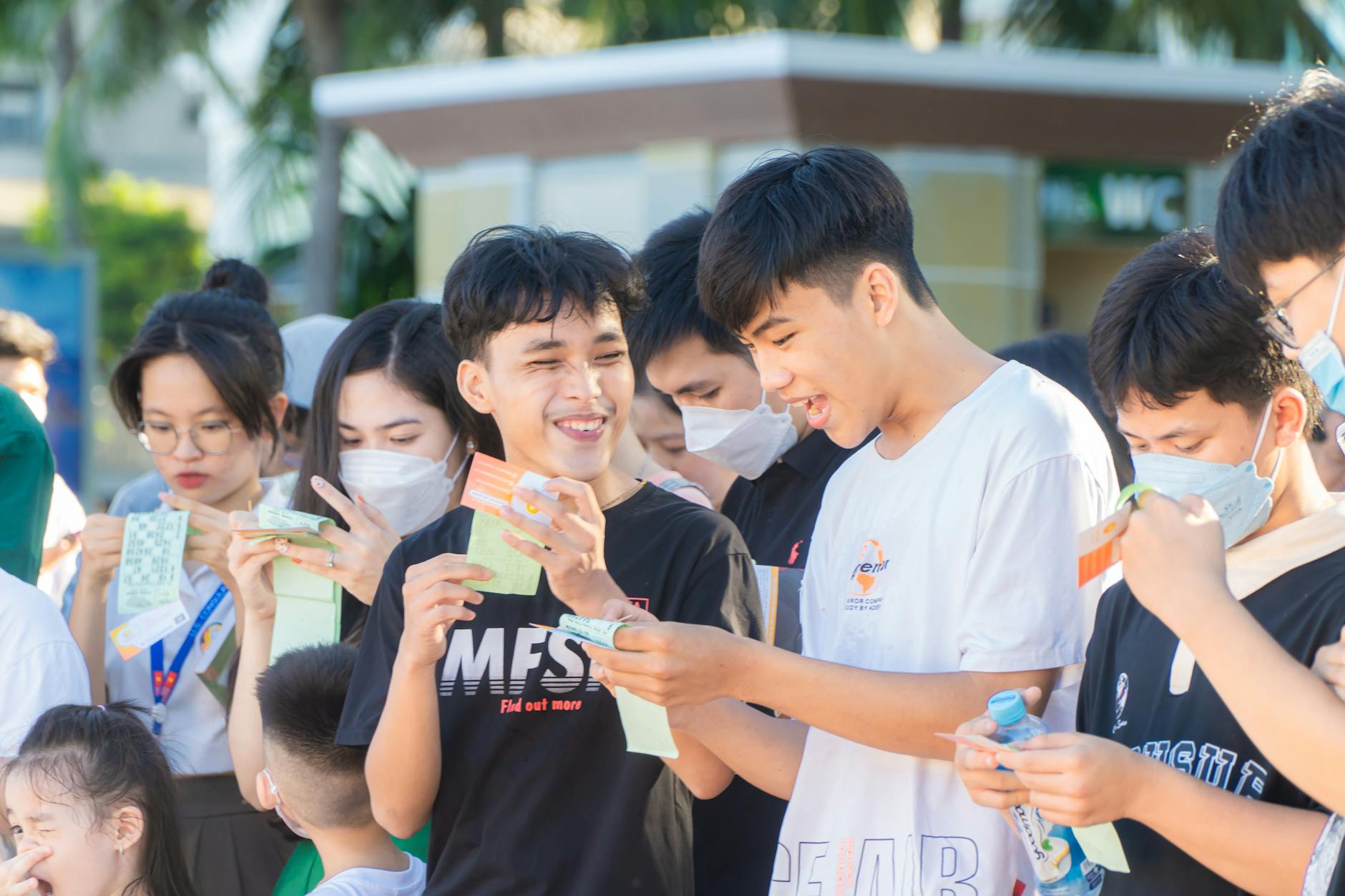 Người chơi cầm 3 lá bài và chuẩn bị so điểm