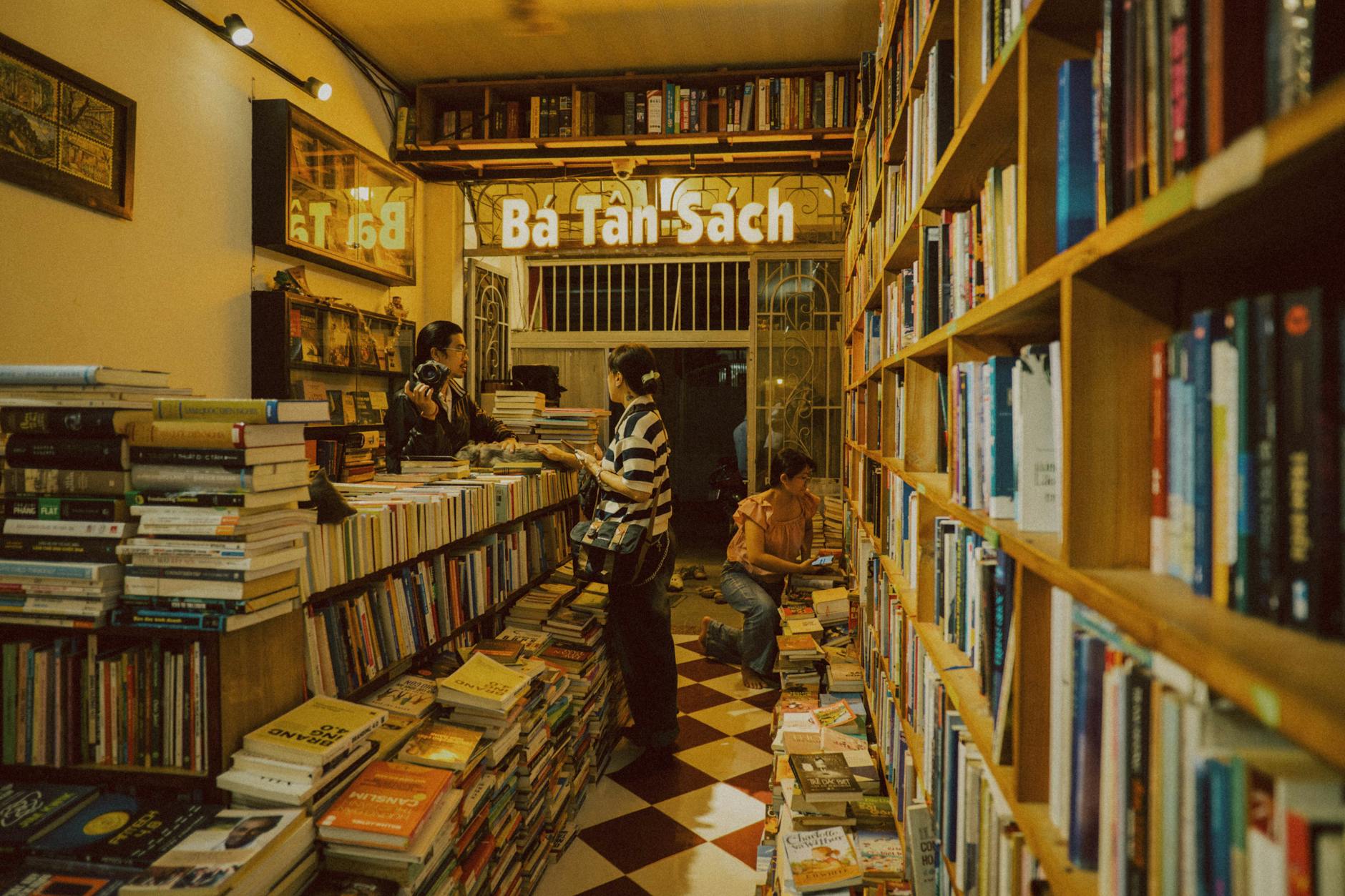 Người mới xem vé xổ số và ghi chú ngân sách trước khi chơi