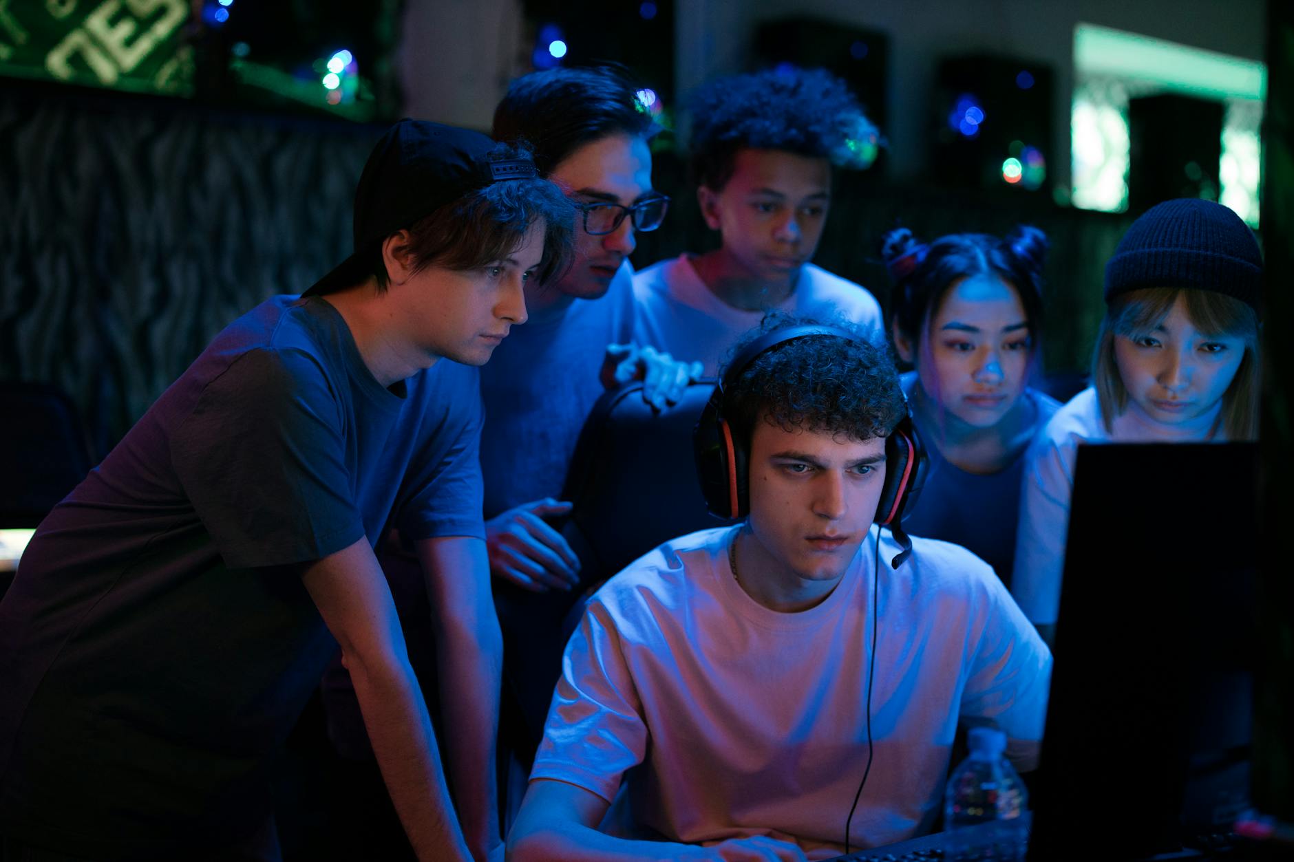 Đội tuyển eSports bàn chiến thuật trước trận