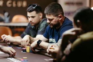 Người chơi đang tham gia một bàn poker online trên laptop