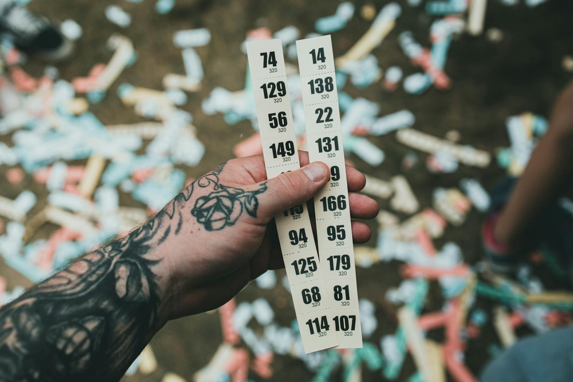 Bảng số loto và cây bút nhìn từ trên xuống