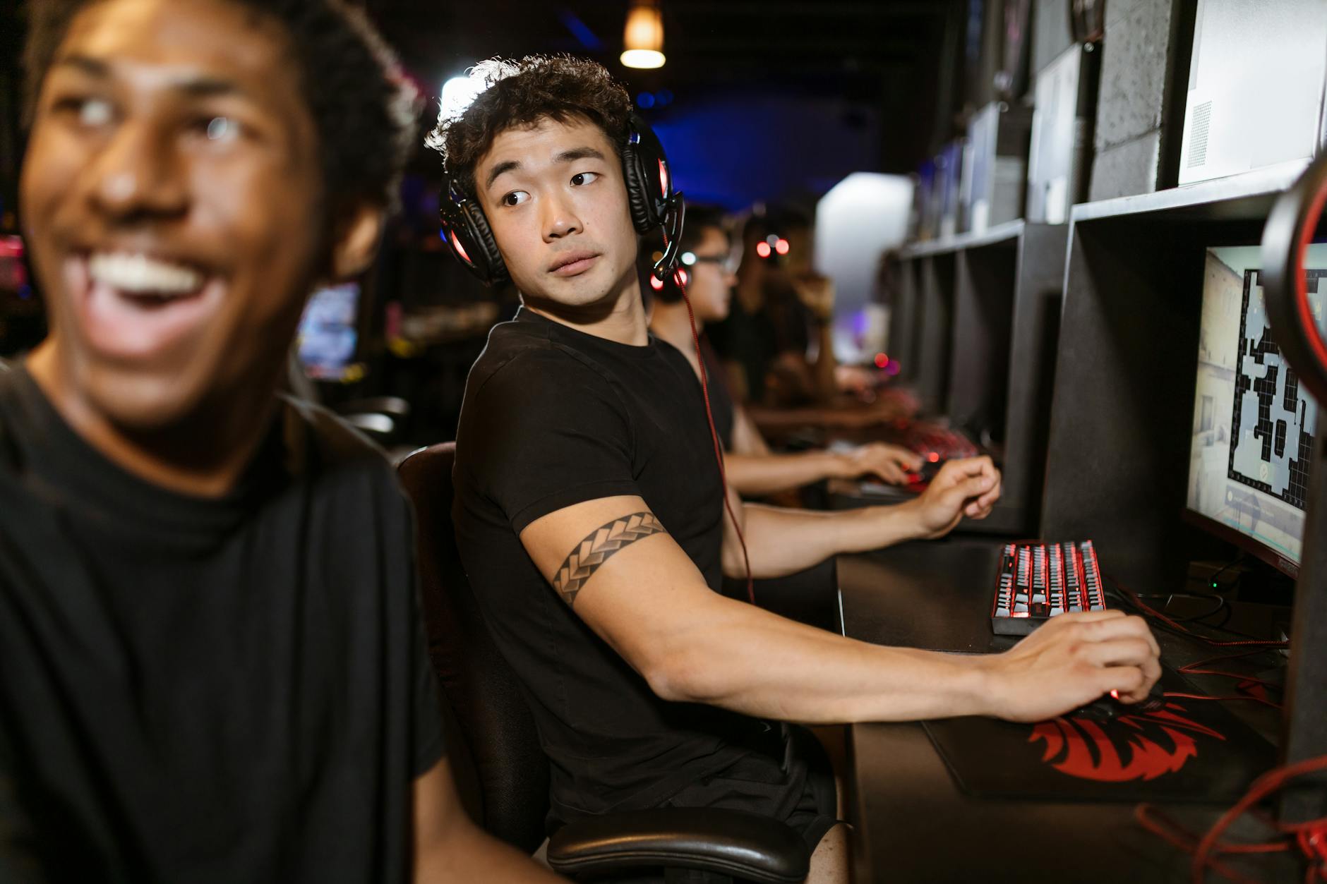 Người chơi ghi chép quản lý vốn khi cược e-sport